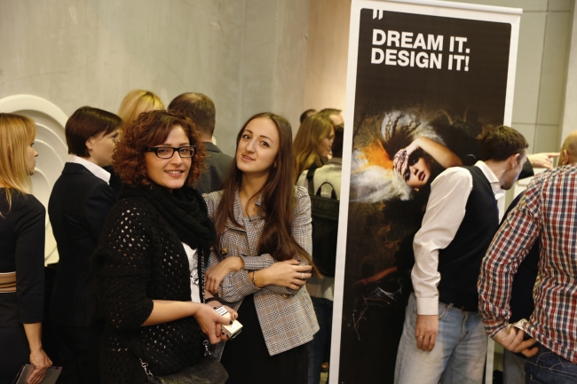 Более 250 представителей дизайнерского сообщества Москвы посетили открытие новой выставки в рамках проекта «Черный ящик» в галерее дизайна «Флакон».© Iggesund Paperboard