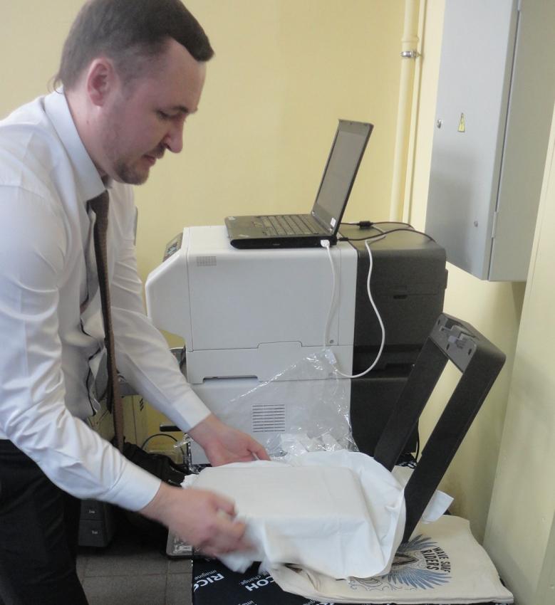 Андрей Дарьинский демонстрирует технологию прямой печати по натуральным тканям с помощью принтера Ricoh Ri 100