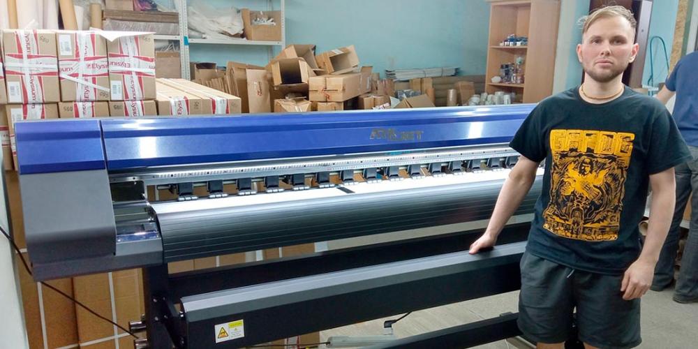 Уже третий принтер ARK-JET на производстве обоев в Москве