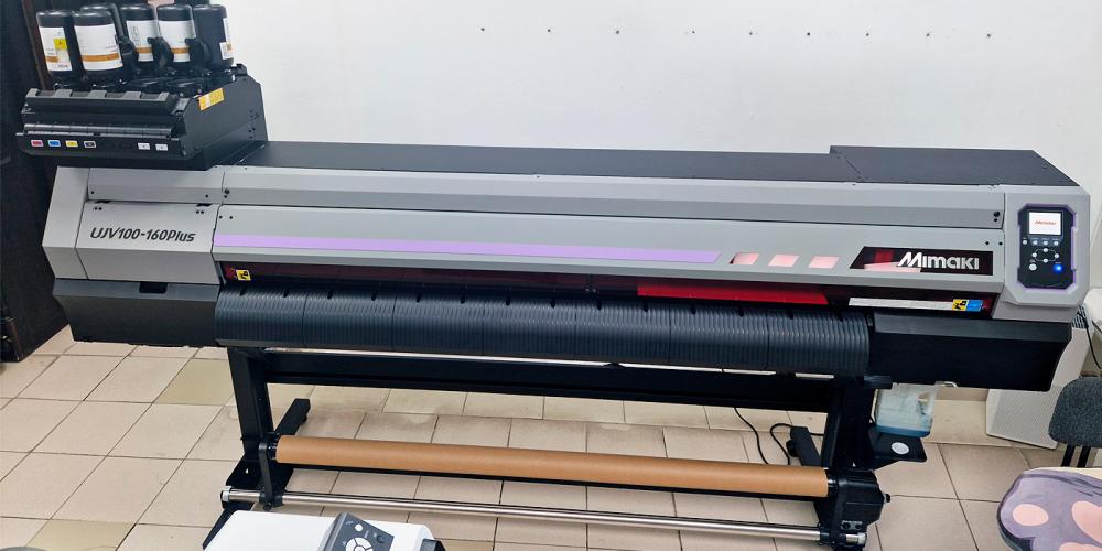 Инженером «Смарт-Т» установлен Mimaki UJV100-1600 Plus в компании «ГИКОМАНИЯ»