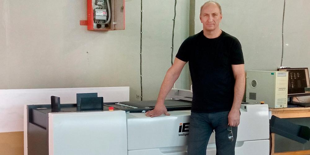 Специалист компании "Смарт-Т" запустил режущий плоттер iECHO PK в издательском доме "ПИН" из Петрозаводска