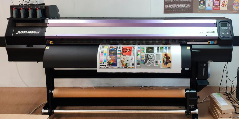 Компания «Смарт-Т» запустила экосольвентный принтер Mimaki JV300-160 Plus в университете «Синергия»