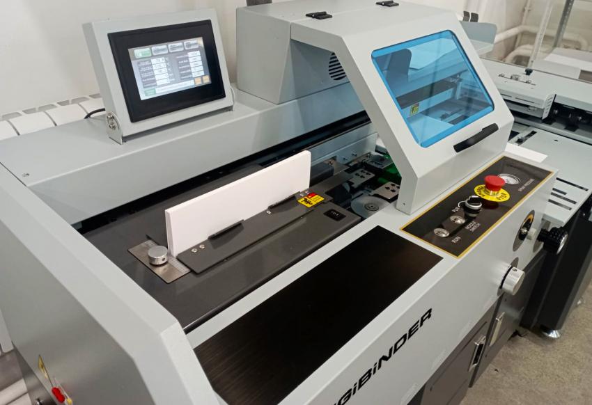 Клеевая, обжим корешка и ширина биговок автоматически настраиваются на толщину блока после подачи его в каретку DiGiBiNDER-420 PUR. Толщина блока измеряется кареткой автоматически