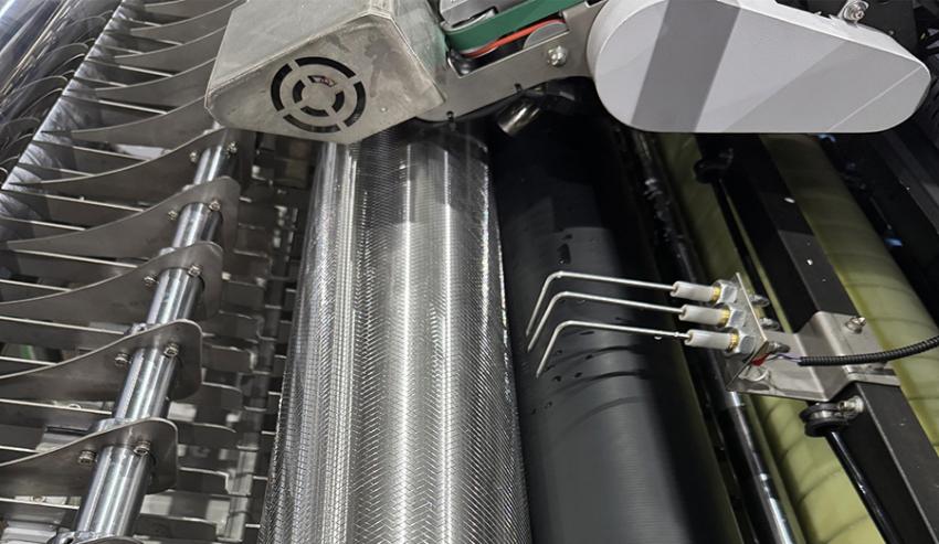 Клеевая система GALAXY-1200A с валом из нержавейки диаметром 150 мм. Автоматический контроль уровня клея по датчикам. Минимальный расход клея благодаря идеальной регулировке наката и насечкам на валу.