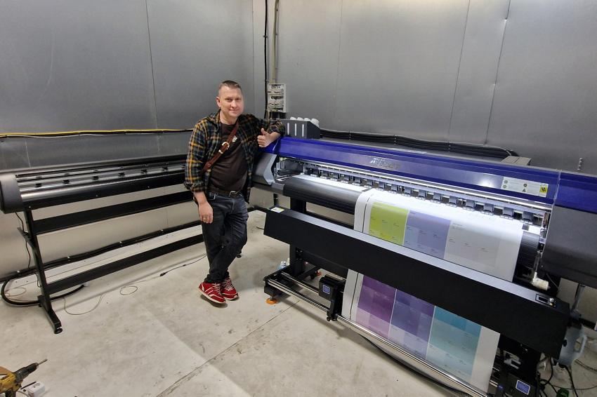 Инженер «КОВЧЕГА» запустил принтер ARK-JET и плоттер ARK-CUT в компании «СМ ДЕКОР»
