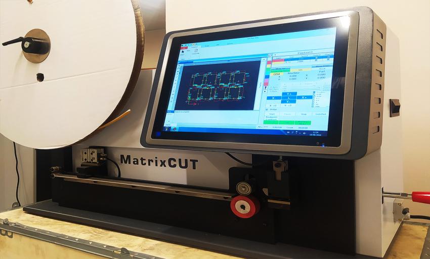 Автомат нарезки биговальных матриц MatrixCUT-3 – не только быстро режет, но и экономит: биговки из рулона нарезаются практически без отходов