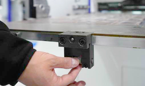 Микроприводка положения плиты на STERLING S-CUT 106C