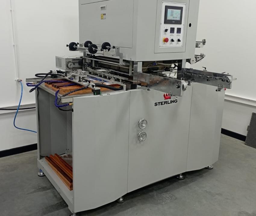 Автоматический пресс тиснения и высечки STERLING S-FOIL 80 оснащен вакуумным самонакладом с антистатиком для тонкой бумаги и ультразвуковым датчиком 2-ного листа, а так же профессиональными держателями плит и заключек – как на больших штанц-прессах