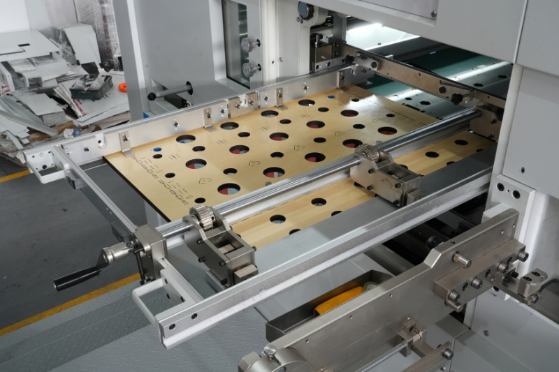 Секция удаления облоя STERLING S-CUT 106C с устройствами быстрого позиционарования штампа и быстрой фиксации рамок