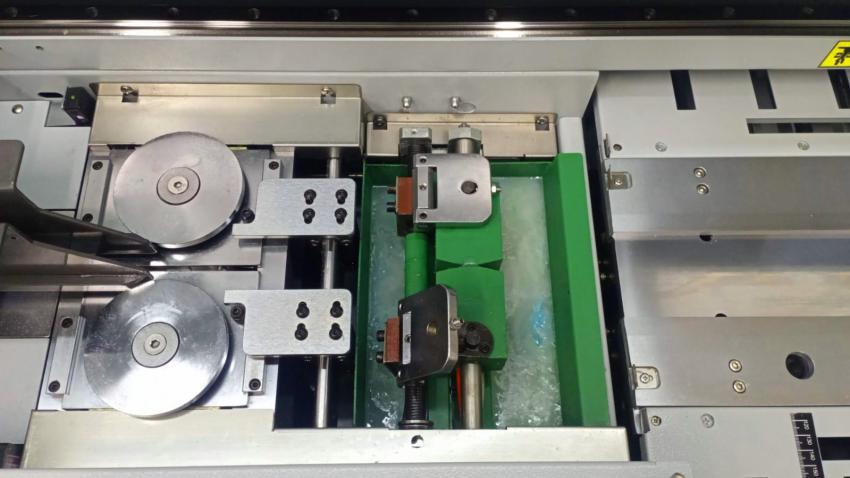 Быстросъемные замки боковой проклейки самонаклад DiGiBiNDER-420 PUR – позволяют быстро снять и почистить боковые сопла