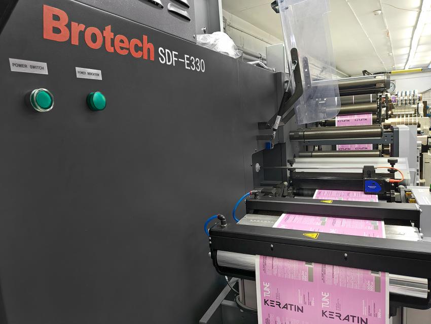 Компания «Смарт-Т» установила отделочную этикеточную машину Brotech в типографии «Эталон и К»