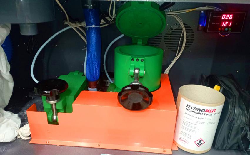 Два горячих бака ПУР-биндера DiGiBiNDER-420 PUR позволяют обычному оператору быстро запускать машину в работу и так же быстро запечатать клеевую систему после ее завершения