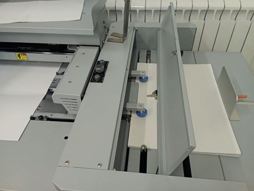 Автоматический вакуумный самонаклад DiGiBiNDER-420 PUR значительно автоматизирует и ускоряет работу по склейке книг с обложкой