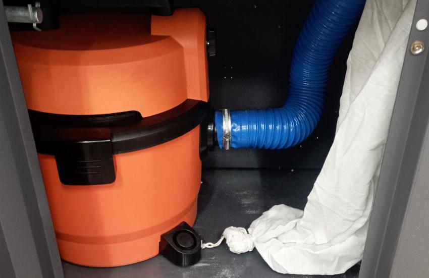 Мощный пылесос для сбора обрезков и бумажной пыли в мешок на секции фрезирования корешка ПУР-биндера DiGiBiNDER-420 PUR