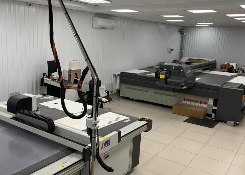 УФ-принтер Docan H3000RМ и система цифровой финишной обработки JWEI CB08II 3121 в издательстве «КМВ-Бланкиздат»