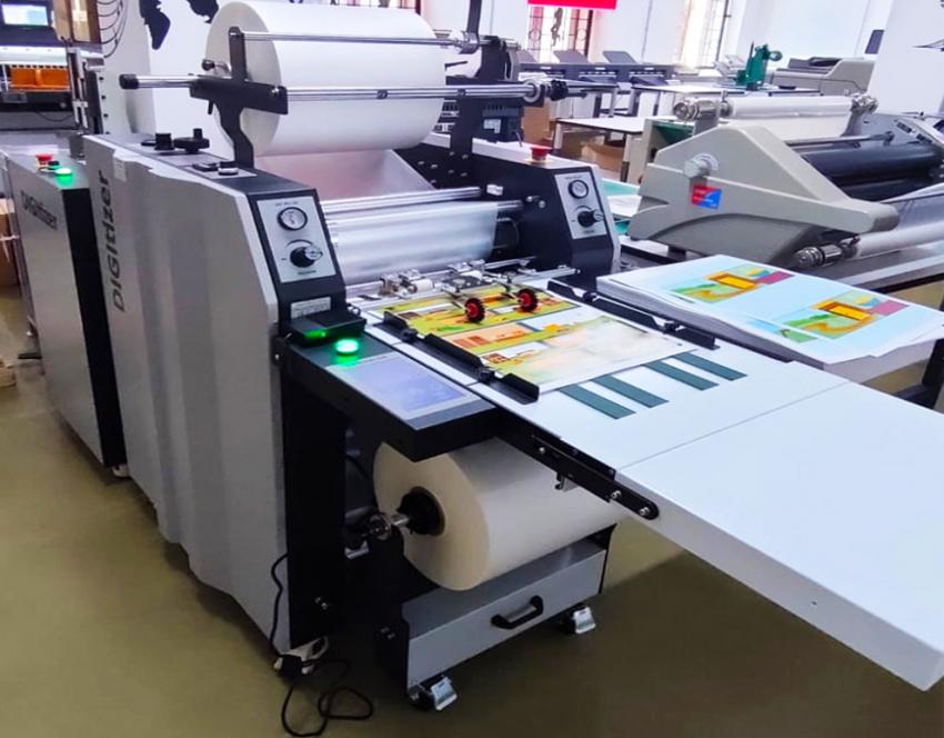 2 пары валов и 2 размотки пленки DIGITIZER-390SP. Удобная выдвижная полка справа от конвейера наклада и полка-удлинитель конвейера – для работы с баннерами длинной до 1200 мм