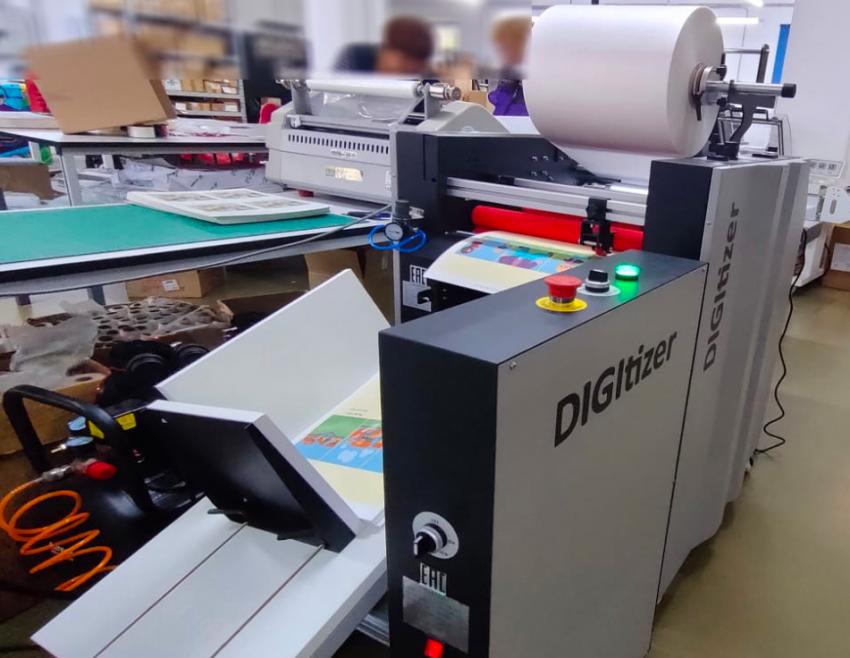 Опциональная приемка в глубокий стакер позволяет оператору ламинатора DIGITIZER реже останавливаться для разгрузки приемки