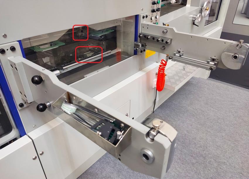 Удобство и надежность фиксации оснастки нажатием кнопки на пульте STERLING S-CUT 106C позволяет ускорить переналадку. Конструкция боковых держателей так же продумана добавлением удобных лотков для мелкого инструмента.