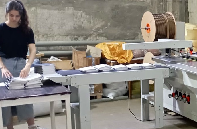 Автоматическая укладка готовых сшитых блоков на приемный конвейер машины WIRESTAR PB-580S