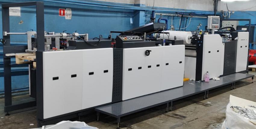 Производительный ламинатор SUPER-BOND 850 с серво-самонакладом, УФ-сушкой и Нон-стоп приемкой, установленный в  Подмосковье