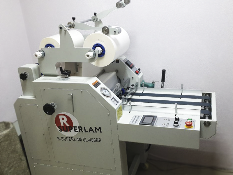 ГК «РУССКОМ» установила ламинатор R-SuperLam SL-400BR в типографии «Лигаинфо»