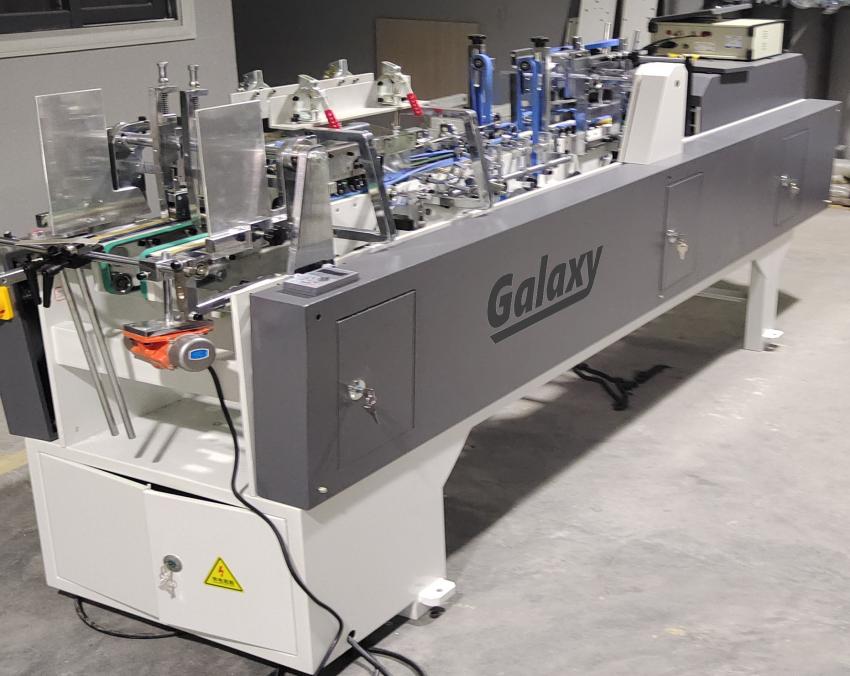 Компактная фальцевально-склеивающая машина GALAXY Mini-300 для мигни-коробок, поставляемая компанией «Полиграфические машины»