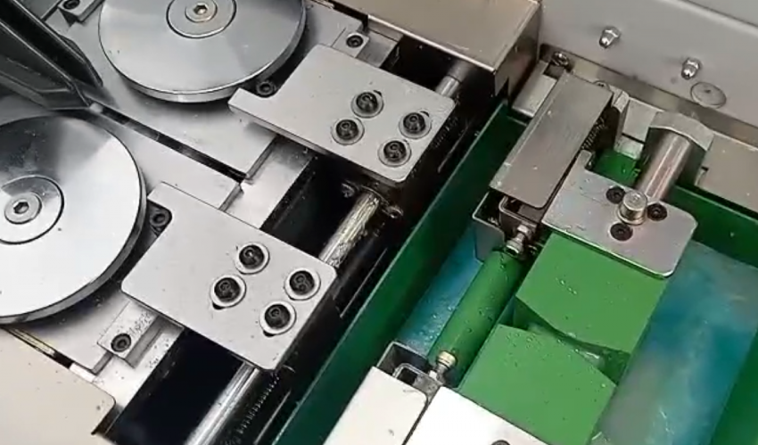 Сопла закрытой клеевая системы DigiBINDER-420 PUR с автоматической запечаткой их Клинером