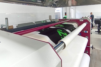 каландровый термопресс, установка в компании  Ветер Спорт, печать на ткани 3-3