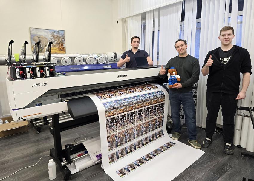 Компания «Смарт-Т» установила новейший принтер Mimaki JV200 на производстве стикеров Bambik
