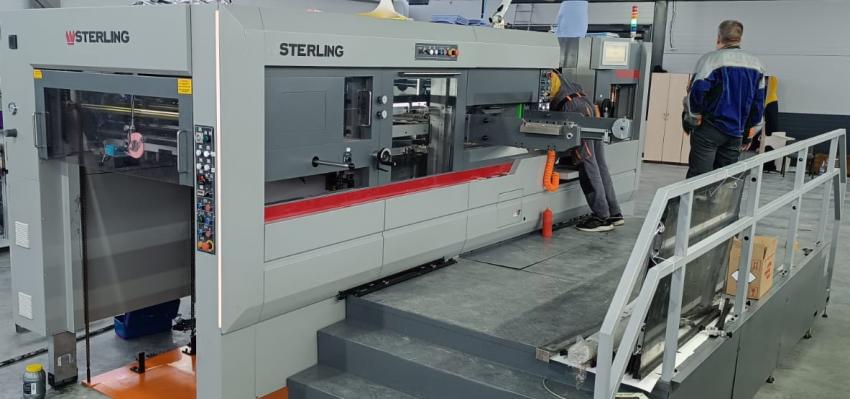 Главными отличиями автоматического высекального пресса STERLING S-CUT 106C являются удаление облоя по 4-м сторонам, моторизованный подъемник верхней рамы разделения облоя и таскалки с универсальным шагом захватов под В1 и В2 форматы