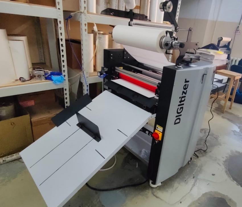 Автоотрыв и приемка с поддувом позволяют DIGITIZER-520S укладывать отламинированные листы в лоток не привлекая второго оператора для работы на приемке
