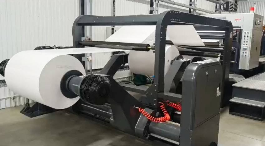 Листорезальная машина Sterling S140 с одновременной размоткой 2-х рулонов бумаги 65 г/м.кв. в типографии Санкт-Петербурга