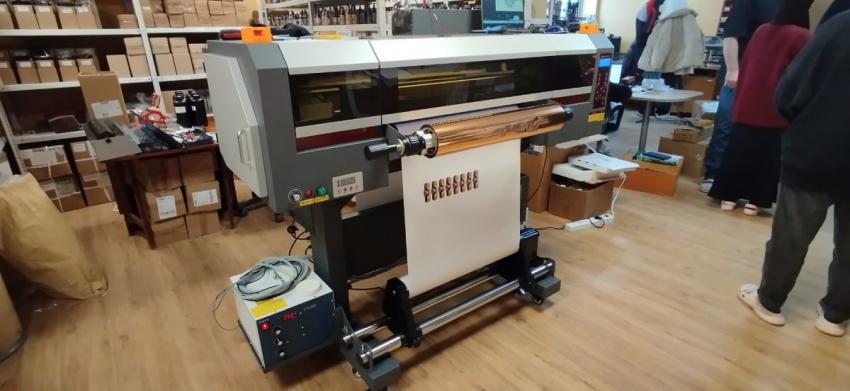 Компания «Технографика» завершила установку рулонного DTF UV-принтера Techno-Jet 60 UV GOLD в г. Астрахань