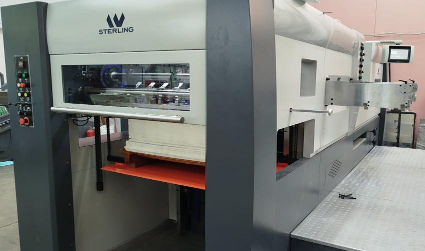 Автоматический вырубной пресс STERELING S-CUT 820 в Москве – вид со стороны приемки