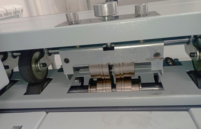 Биговальные диски самонаклада DiGiBiNDER-420 PUR наносят 4 канавки: 2 внешние + 2 внутренние – по которым плотная обложка легко оборачивается вокруг корешка и обеспечивается хорошая раскрываемость обложки