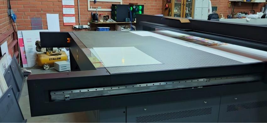 Компания «Технографика» установила планшетный УФ-принтер Docan H3000 на производстве заказчика в г. Новосибирск