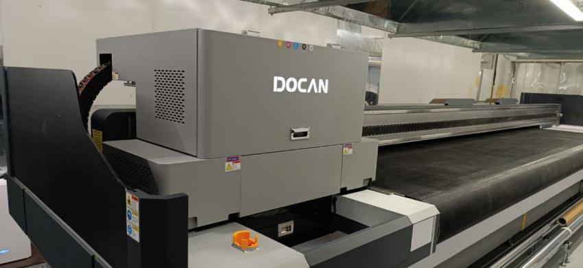 Гибридный УФ-принтер Docan FR5000 с линейным магнитным приводом Maglev на производстве заказчика