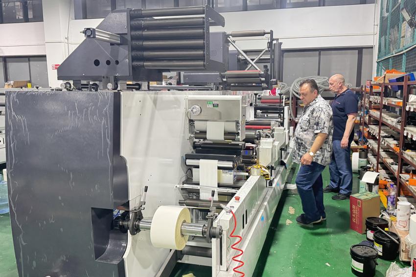 Компания «Смарт-Т» установила финишную линию для отделки этикетки MONTAX в типографии «ФАВОРИТ»