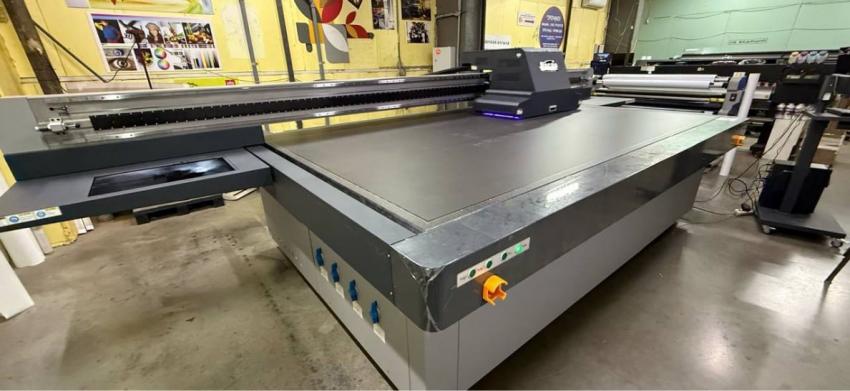 В г. Одинцово на производственной площадке заказчика установлен ультрафиолетовый планшетный принтер Docan H3000M.